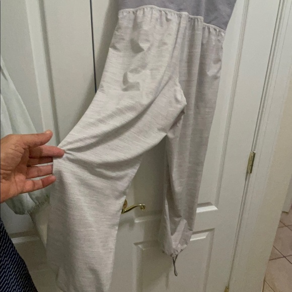 Lululemon beautiful lose yoga pants with the stretchy belt perfect condition - Picture 8 of 11